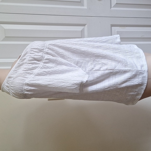 3/$20 Banana Republic Textured White Blouse Size M - Picture 3 of 8